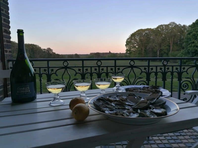 huitres et vin blanc sur la terrasse du chateau
